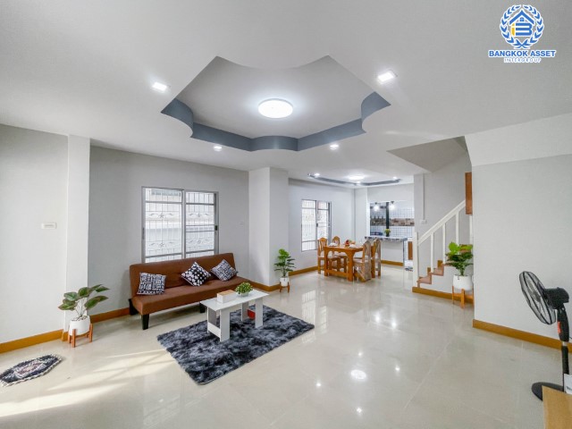 *****ทาวน์เฮ้าส์มือสองย่านกรุงเทพฯ ม.เค.ซี. คลัสเตอร์ รามอินทรา #หลังมุม เนื้อที่กว้างถึง 23 ตร.ว. ฟังก์ชัน 3 ห้องนอน 2 ห้องน้ำ 1 ที่จอดรถ บ้านสภาพสวย พร้อมเข้าอยู่ บนทำเลแห่งการเดินทาง เชื่อมต่อถ.หทัยราษฎร์, ถ.กาญจนาภิเษก, ถ.ศรีนครินทร์, ถ.รามคำแหง ใกล้แฟชั่นไอส์แลนด์